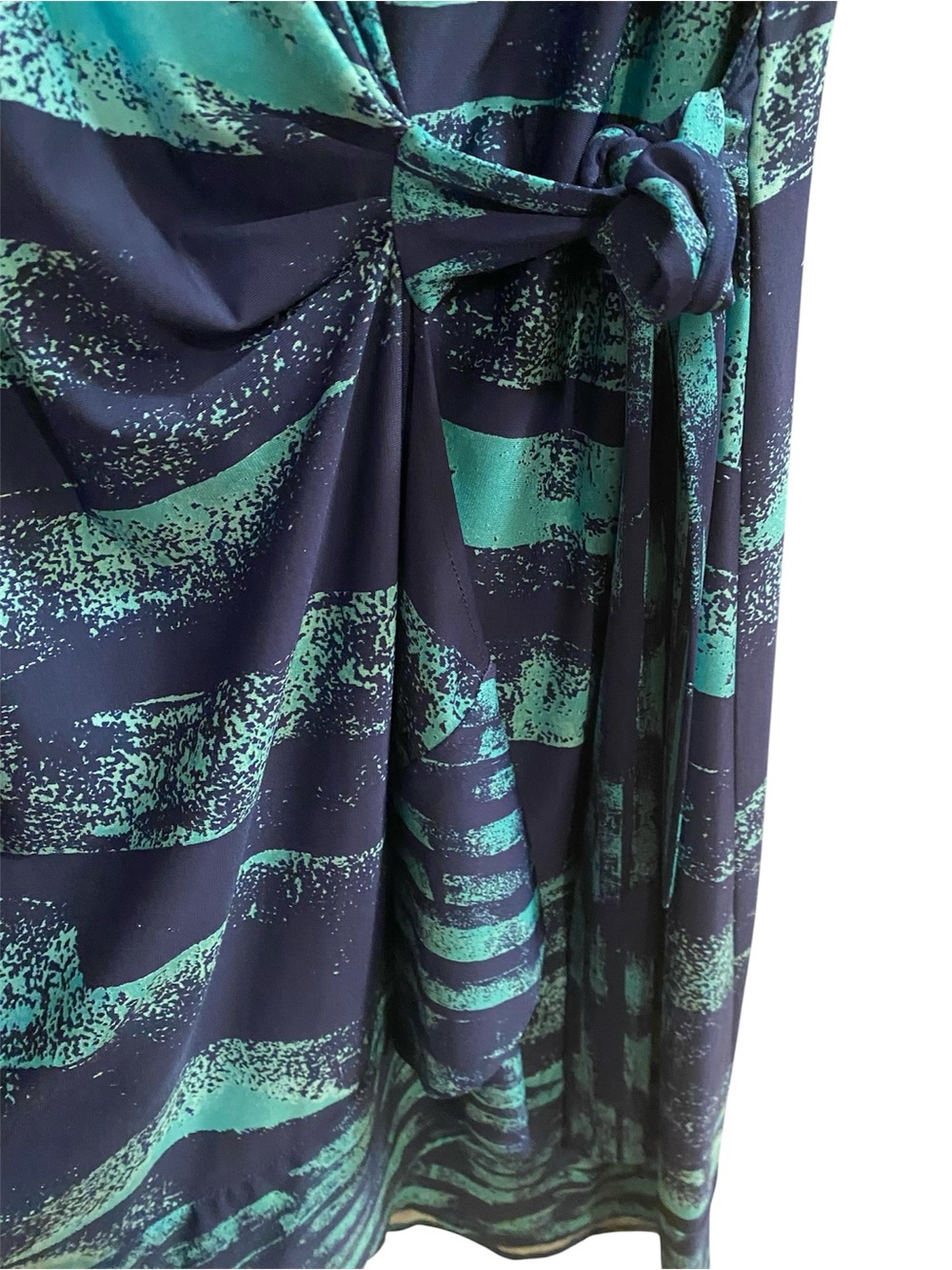 BCBGMaxAzria Navy/Teal 
Printed Warp Mini Dress
Size Small
NWOT - Picture 7 of 10
